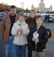 2004 03 Москва Ленинские горы Мы пускаем голубей.jpg