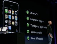 apple_stevejobs_iphone3G.jpg